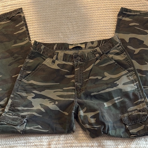 Men's Wrangler Camouflage Cargo Pants - Picture 1 of 4